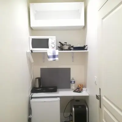 Cuisine ou kitchenette dans l'établissement Studio Dépendance Maison, 5 MNT GARE & TRAM