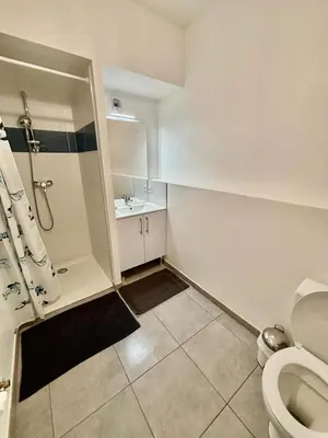 Salle de bains dans l'établissement Studio neuf, Métro, Résidence protégée