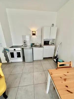 Cuisine ou kitchenette dans l'établissement Studio neuf, Métro, Résidence protégée