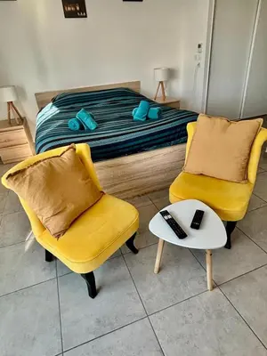 Coin salon dans l'établissement Studio neuf, Métro, Résidence protégée