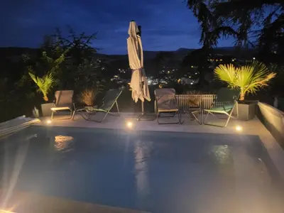 Piscine de l'établissement Love room le belka ou située à proximité