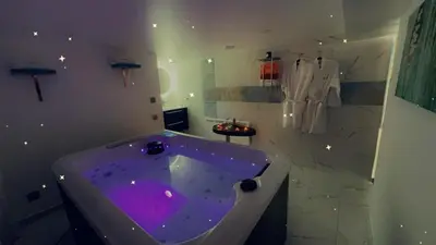 Salle de bains dans l'établissement Love room le belka