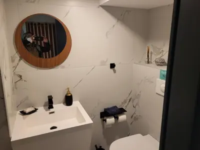 Salle de bains dans l'établissement Love room le belka
