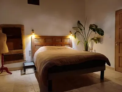 Un ou plusieurs lits dans un hébergement de l'établissement Maison médiévale Beaujolaise 17e siècle Authenticité Calme