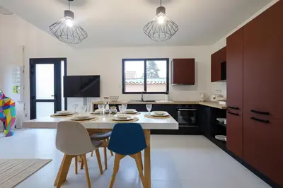 Cuisine ou kitchenette dans l'établissement Mi Amore- Gîte 3 suites près de Lyon, parking free