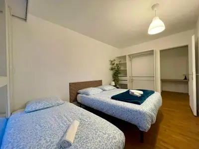 Un ou plusieurs lits dans un hébergement de l'établissement BnGo I Le Spacieux I 12 personnes, 5 chambres, 2 salle de bain, parking privé, WC séparé, Wifi