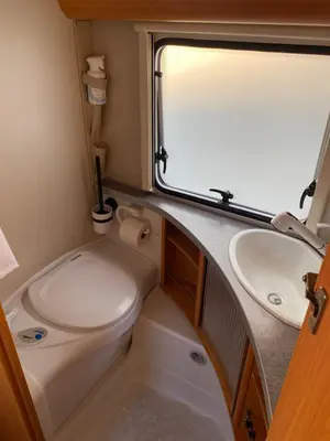 Salle de bains dans l'établissement La Croisée, Caravane avec toilette et lavabo - particulier