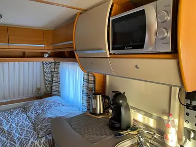 Cuisine ou kitchenette dans l'établissement La Croisée, Caravane avec toilette et lavabo - particulier
