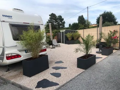 Jardin de l'établissement La Croisée, Caravane avec toilette et lavabo - particulier