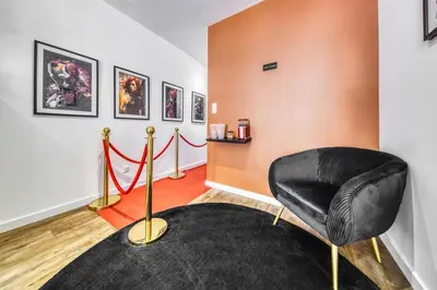 Coin salon dans l'établissement Cinéma & Expérience 4K - Popcorn OFFERT