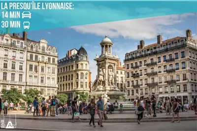 Vue générale sur Sainte-Foy-lès-Lyon ou vue de la ville depuis l'appartement