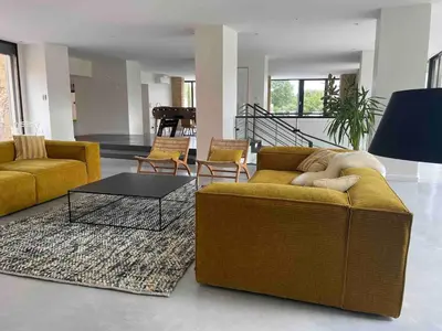 Coin salon dans l'établissement Villa Molinant, évasion en Pierres Dorées