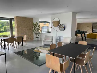 Coin salon dans l'établissement Villa Molinant, évasion en Pierres Dorées