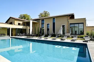 Piscine de l'établissement Villa Molinant, évasion en Pierres Dorées ou située à proximité