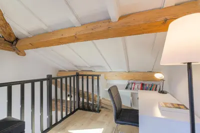 Bibliothèque dans l'appartement
