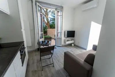 Télévision ou salle de divertissement dans l'établissement Studio cosy avec jardin privatif proche transport
