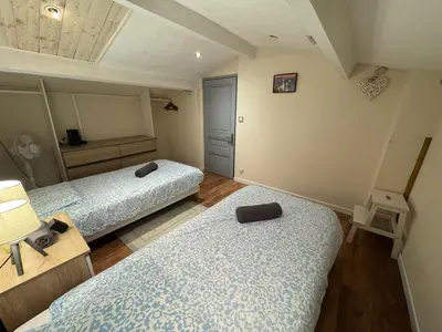 Un ou plusieurs lits dans un hébergement de l'établissement Tiny house 3 terrasse-parking Groupama Stadium LDLCArena