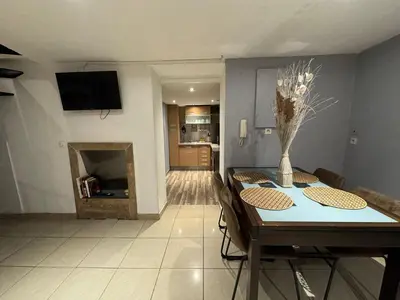 Télévision ou salle de divertissement dans l'établissement Tiny house 3 terrasse-parking Groupama Stadium LDLCArena