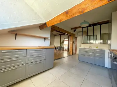 Cuisine ou kitchenette dans l'établissement BnGo I Le Spacieux I 9 personnes, Climatisation, Parking gratuit, 3 chambres, 6 lits, Gare PartDieu, Centre de Lyon