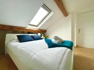 Un ou plusieurs lits dans un hébergement de l'établissement BnGo I Le Spacieux I 9 personnes, Climatisation, Parking gratuit, 3 chambres, 6 lits, Gare PartDieu, Centre de Lyon