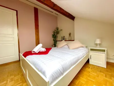 Un ou plusieurs lits dans un hébergement de l'établissement BnGo I Le Spacieux I 9 personnes, Climatisation, Parking gratuit, 3 chambres, 6 lits, Gare PartDieu, Centre de Lyon
