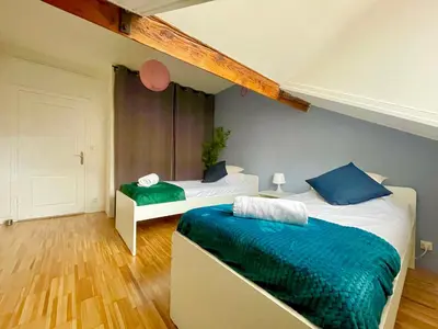Un ou plusieurs lits dans un hébergement de l'établissement BnGo I Le Spacieux I 9 personnes, Climatisation, Parking gratuit, 3 chambres, 6 lits, Gare PartDieu, Centre de Lyon