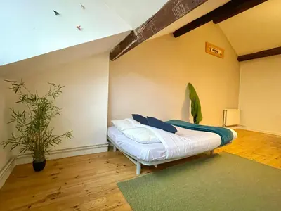 Un ou plusieurs lits dans un hébergement de l'établissement BnGo I Le Spacieux I 9 personnes, Climatisation, Parking gratuit, 3 chambres, 6 lits, Gare PartDieu, Centre de Lyon