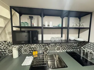Cuisine ou kitchenette dans l'établissement Cosy air-conditioned studio terrace