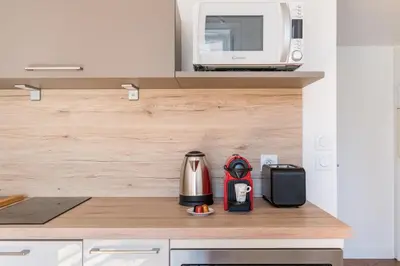 Cuisine ou kitchenette dans l'établissement Le Royale Haussman Junior suite - Louis Pradel - Netflix