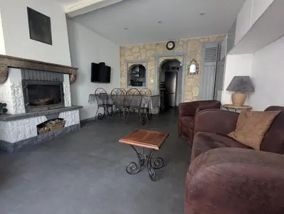 Télévision ou salle de divertissement dans l'établissement Le nid des voyageurs, Maison de vacances familiale