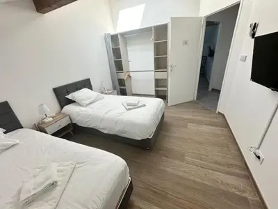 Un ou plusieurs lits dans un hébergement de l'établissement Maison 70 avec 8 chambres lechaffardcom