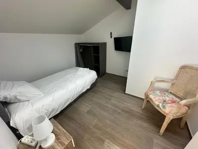 Un ou plusieurs lits dans un hébergement de l'établissement Maison 70 avec 8 chambres lechaffardcom
