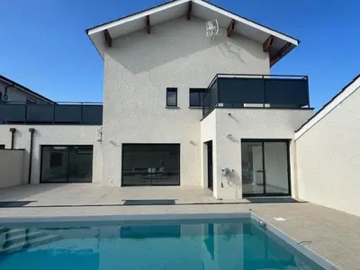 Piscine de l'établissement Maison 70 avec 8 chambres lechaffardcom ou située à proximité