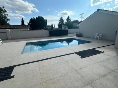 Piscine de l'établissement Maison 70 avec 8 chambres lechaffardcom ou située à proximité