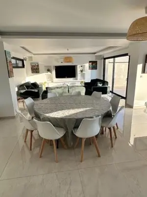 Télévision ou salle de divertissement dans l'établissement Maison 90 avec 8 chambres lechaffardcom