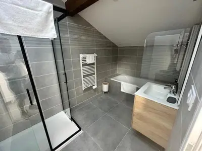 Salle de bains dans l'établissement Maison 90 avec 8 chambres lechaffardcom