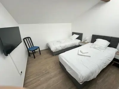 Un ou plusieurs lits dans un hébergement de l'établissement Maison 90 avec 8 chambres lechaffardcom