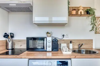 Cuisine ou kitchenette dans l'établissement La Suite Crème - Métro D - Gare de Vénissieux