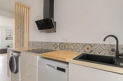 Cuisine ou kitchenette dans l'établissement L'Escale, Appartement 2 chambres avec Balcon, Villefranche