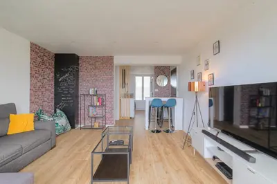 Télévision ou salle de divertissement dans l'établissement L'Escale, Appartement 2 chambres avec Balcon, Villefranche