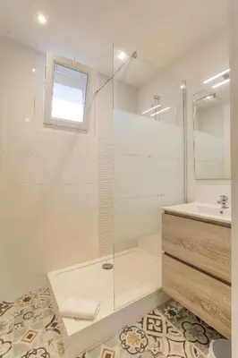 Salle de bains dans l'établissement L'Escale, Appartement 2 chambres avec Balcon, Villefranche
