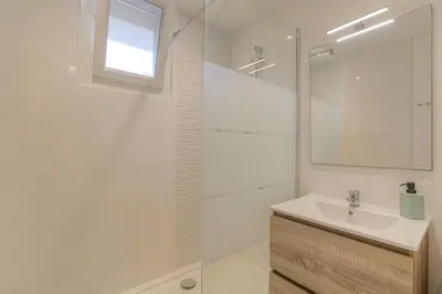 Salle de bains dans l'établissement L'Escale, Appartement 2 chambres avec Balcon, Villefranche