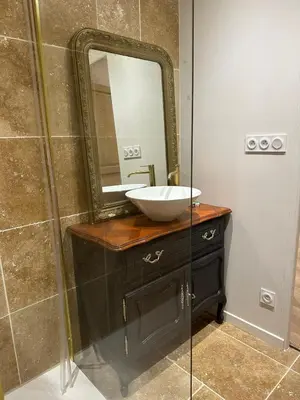 Salle de bains dans l'établissement La Nichée appartement 2 chambres