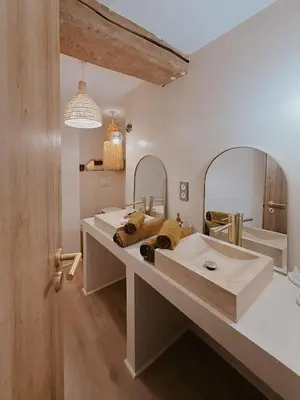 Salle de bains dans l'établissement Charmante maison en pierres, séjour à la ferme