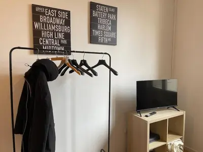Télévision ou salle de divertissement dans l'établissement Studio Hôtel Villeurbanne Centre
