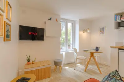 Télévision ou salle de divertissement dans l'établissement Le Morgon, Studio Confort, proximité Villefranche Centre