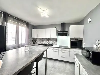 Cuisine ou kitchenette dans l'établissement Le Citybreak BeauT4 Moderne Terrasse-Centre-Ville Parking gratuit