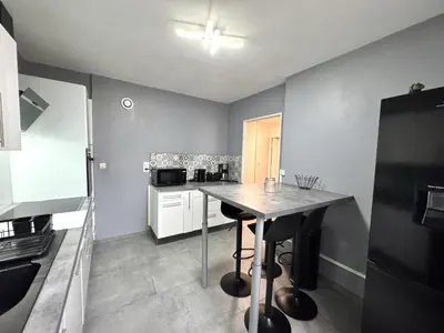 Cuisine ou kitchenette dans l'établissement Le Citybreak BeauT4 Moderne Terrasse-Centre-Ville Parking gratuit