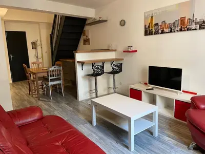Télévision ou salle de divertissement dans l'établissement Apartment Montmerle centre, 10 minutes Belleville
