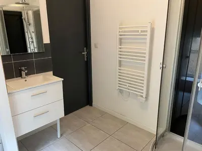 Salle de bains dans l'établissement Apartment Montmerle centre, 10 minutes Belleville